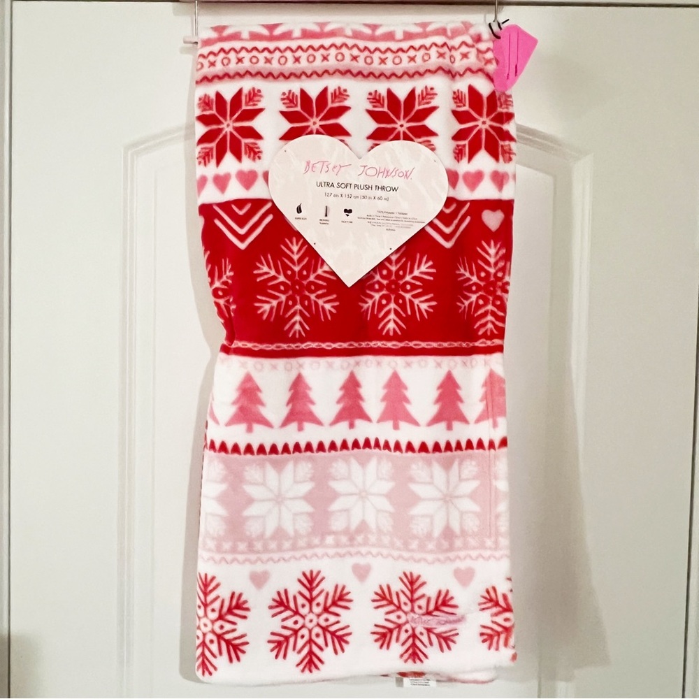 Betsey Johnson ultra Soft Plush Throw Christmas blanket pink red snowflake